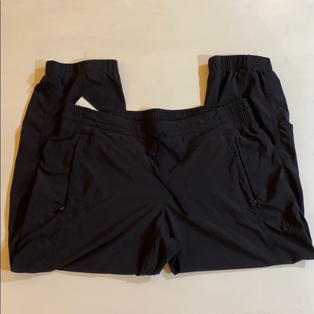 Athleta black cropped pants